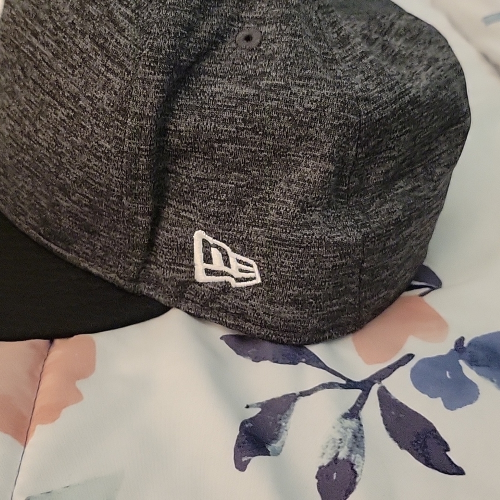 Snap back hat - Picture 3 of 3